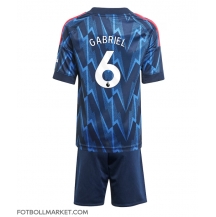 Arsenal Gabriel Magalhaes #6 Replika Bortatröja Barn 2025-26 Kortärmad (+ byxor)