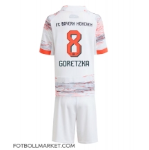 Bayern Munich Leon Goretzka #8 Replika Bortatröja Barn 2025-26 Kortärmad (+ byxor)
