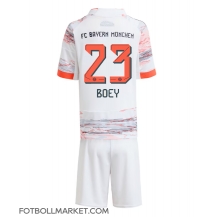 Bayern Munich Sacha Boey #23 Replika Bortatröja Barn 2025-26 Kortärmad (+ byxor)