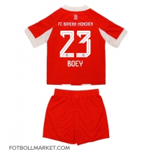 Bayern Munich Sacha Boey #23 Replika Hemmatröja Barn 2025-26 Kortärmad (+ byxor)