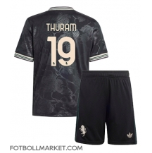 Juventus Khephren Thuram #19 Replika Tredjetröja Barn 2025-26 Kortärmad (+ byxor)