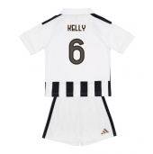 Juventus Lloyd Kelly #6 Replika Hemmatröja Barn 2026-27 Kortärmad (+ byxor)