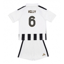 Juventus Lloyd Kelly #6 Replika Hemmatröja Barn 2026-27 Kortärmad (+ byxor)