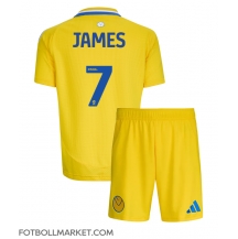 Leeds United Daniel James #7 Replika Bortatröja Barn 2024-25 Kortärmad (+ byxor)