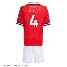Manchester United Matthijs de Ligt #4 Replika Hemmatröja Barn 2025-26 Kortärmad (+ byxor)