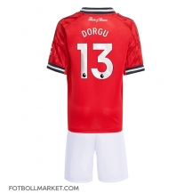 Manchester United Patrick Dorgu #13 Replika Hemmatröja Barn 2025-26 Kortärmad (+ byxor)