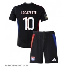 Olympique Lyonnais Alexandre Lacazette #10 Replika Bortatröja Barn 2024-25 Kortärmad (+ byxor)