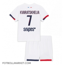 Paris Saint-Germain Khvicha Kvaratskhelia #7 Replika Bortatröja Barn 2025-26 Kortärmad (+ byxor)